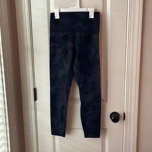 Lululemon Black Camo Wunder Under Leggings 25 inch Length Women's Size 6